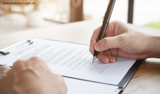 Có được bắt người lao động cam kết làm việc dài hạn không?